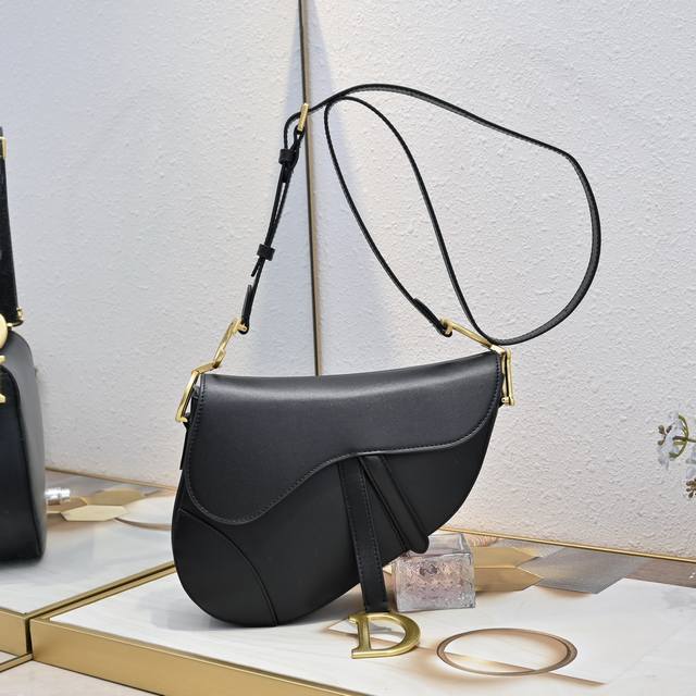 Soft Saddle This Soft Saddle reinterprets Dior's classic design and creates a so