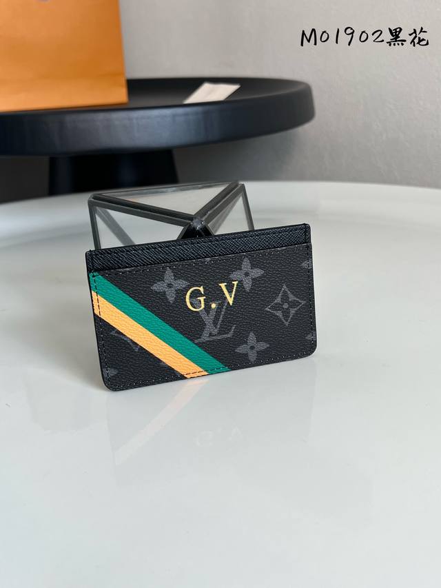 Top original black flower This card holder is made of Monogram canvas, and can b