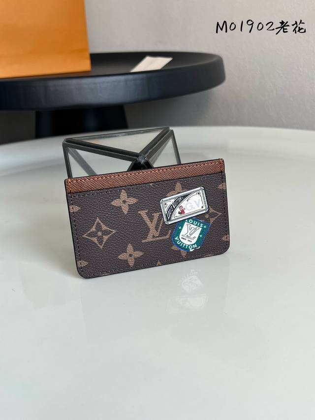 Top-grade original monogram This card holder is made of Monogram canvas, and can