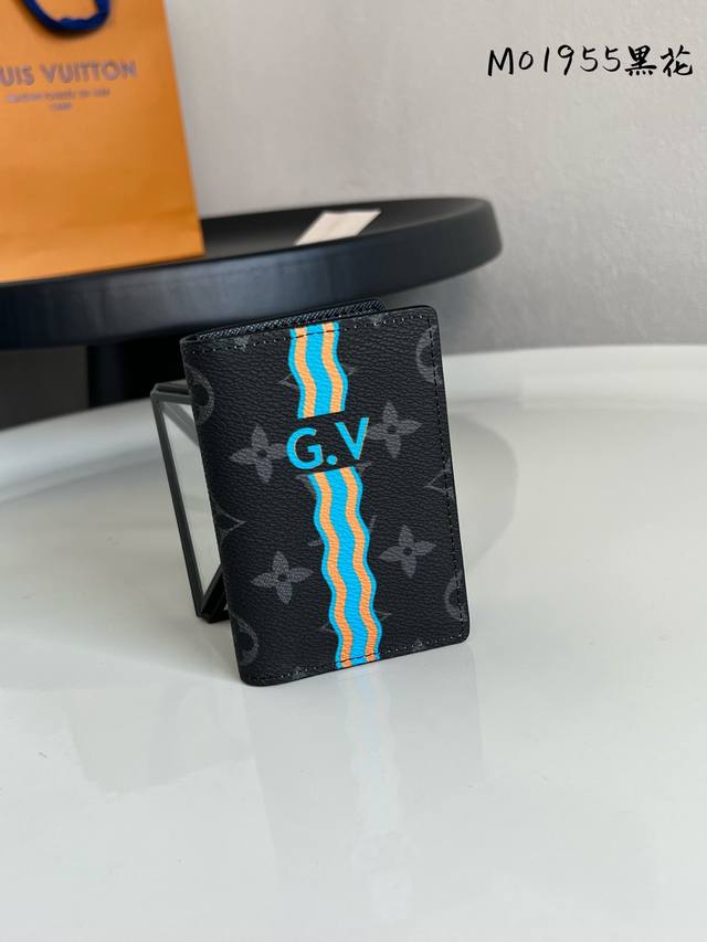 Top Original Black Flower This pocket wallet is from the Mon Monogram collection