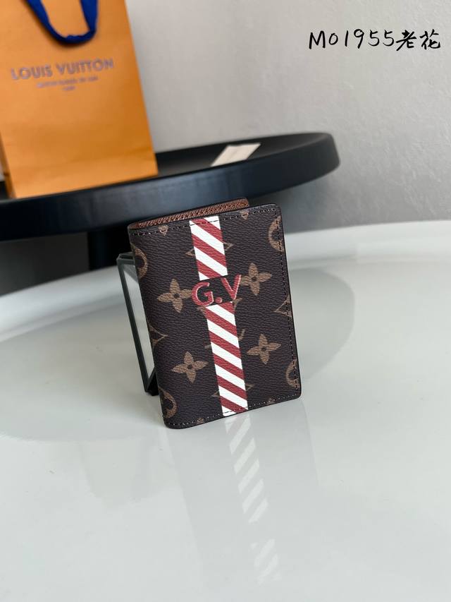 Top Original Monogram This pocket wallet is from the Mon Monogram collection, an