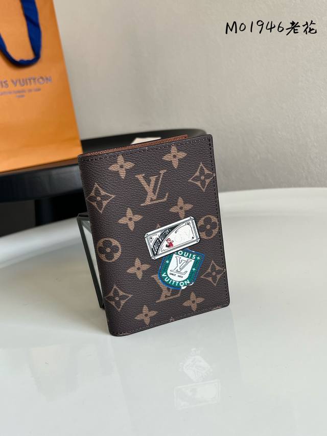 Top original monogram This Mon Monogram series passport cover is made of classic