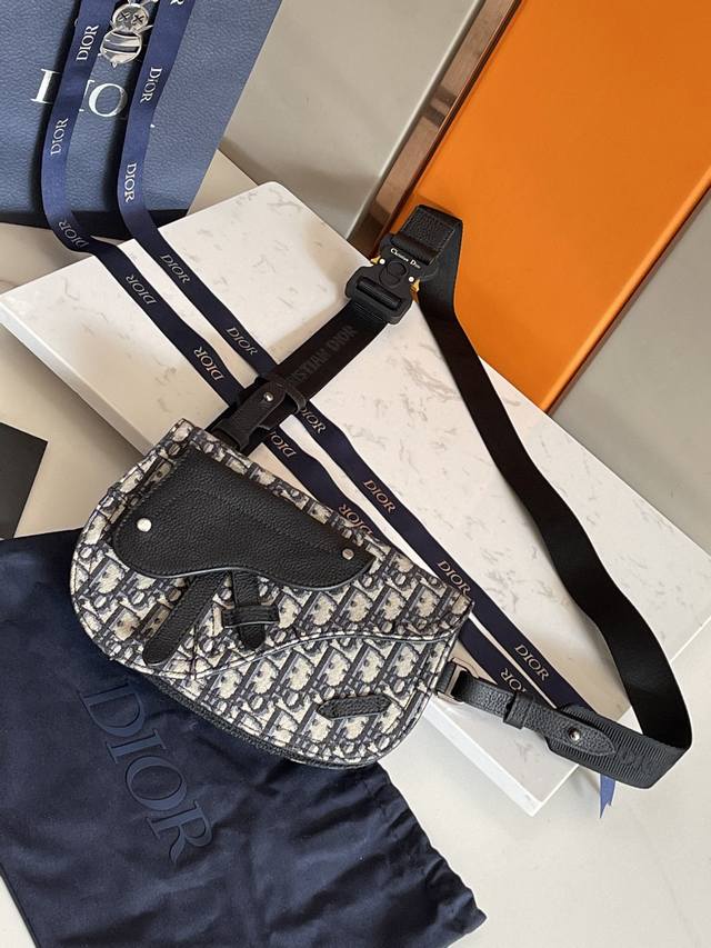 Top original order with boxThis saddle clutch is exquisitely designed and is an