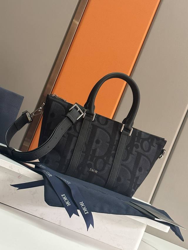 New to the Summer 2024 collection, this Weekender 25 bag exudes timeless elegan