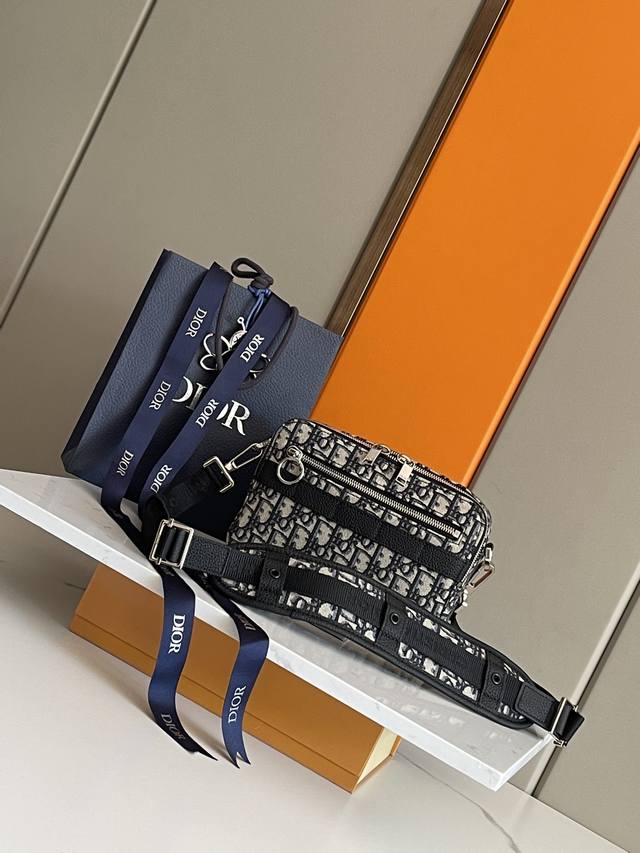 The first batch of La Dior. Homme Oblique camera bag The iconic classic element