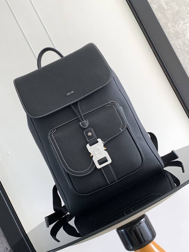 New to the Fall 2024 Men's collection, this Saddle backpack features a stylish,