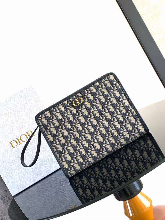 30 Montaigne Dea Clutch Dimensions: 26 x 20 x 7 cm Model S2107 DDD