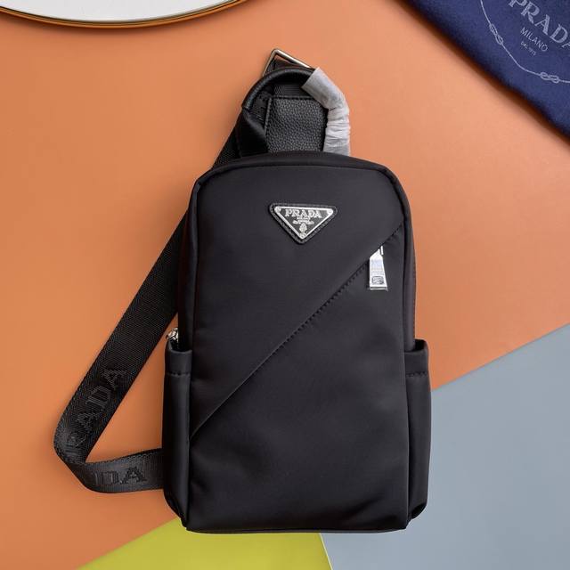 Top-grade high-end and hot-selling Prada chest bag, shipped in large quantities