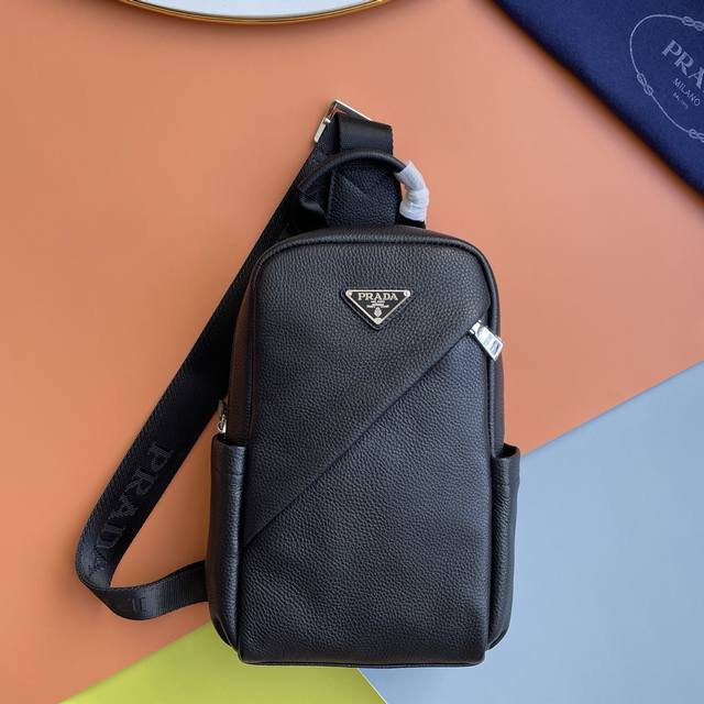 Top-grade high-end and hot-selling Prada chest bag, shipped in large quantities