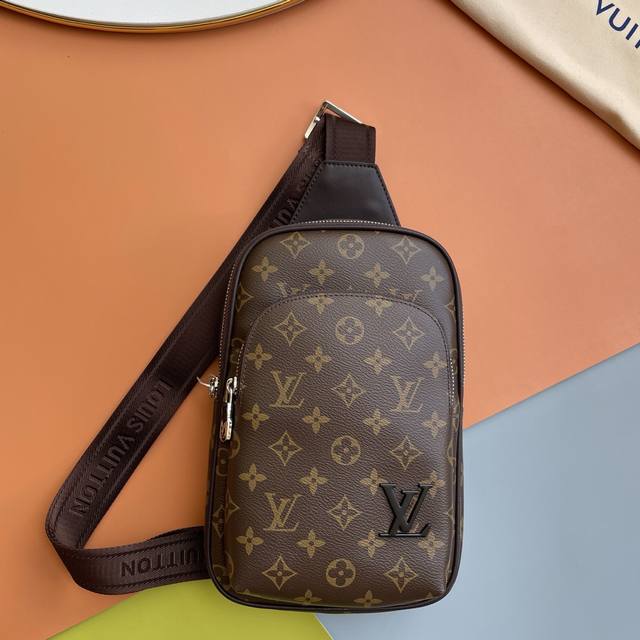 New Louis Vuitton Lv chest bag imported from Taiwan with imported cowhide, top
