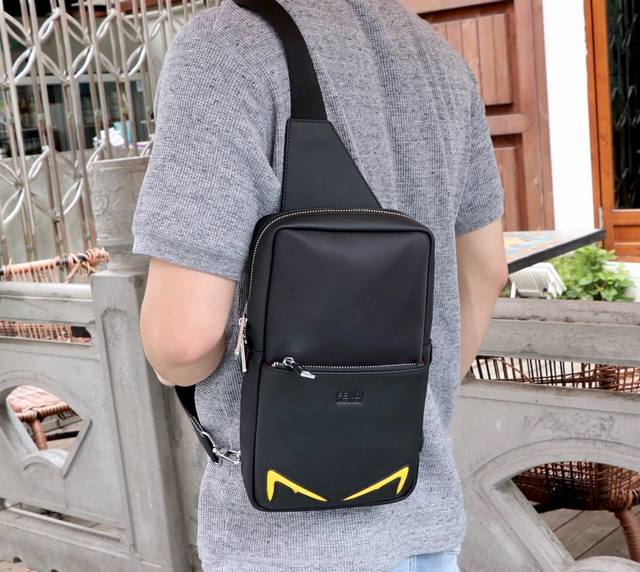 Model: F7395-1 Fendi Fendi Monster Rectangular Backpack Men's Crossbody Chest B