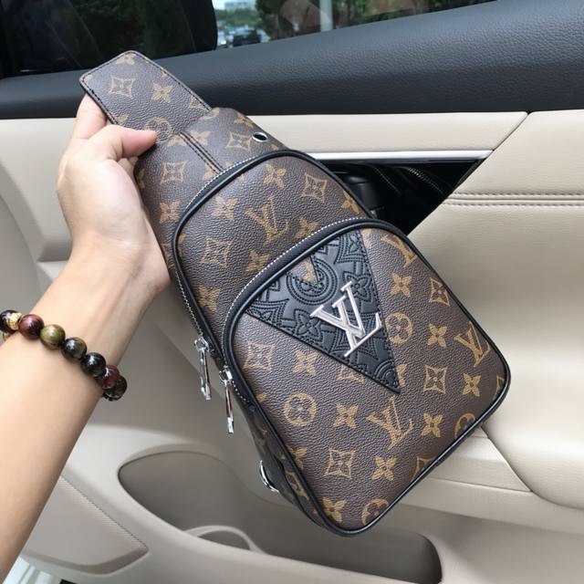 Many people like the bag 29-16-6, model: 33223-1 DDD