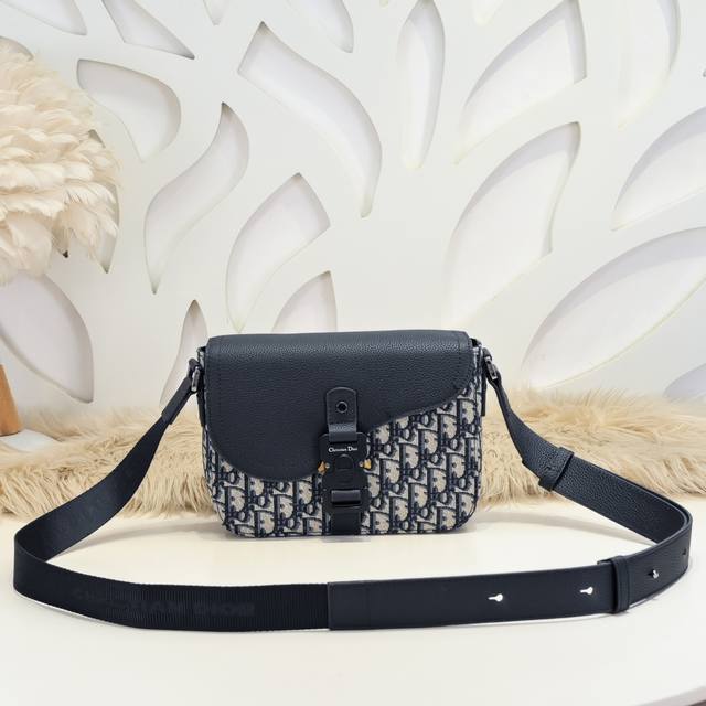 Dior-The latest messenger bag from Dior Official website Synchronized blue cloth