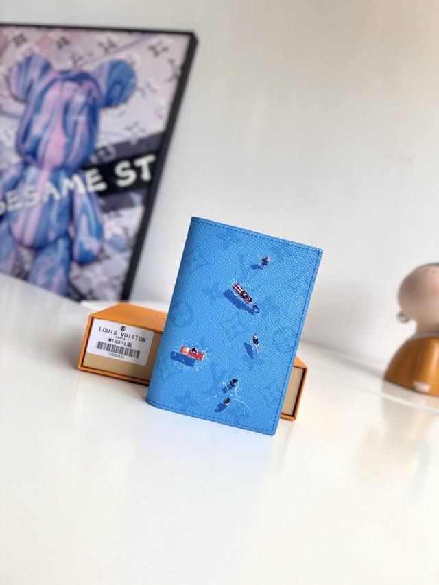 Overseas original M14876 blue exclusive real shot! This passport holder is made