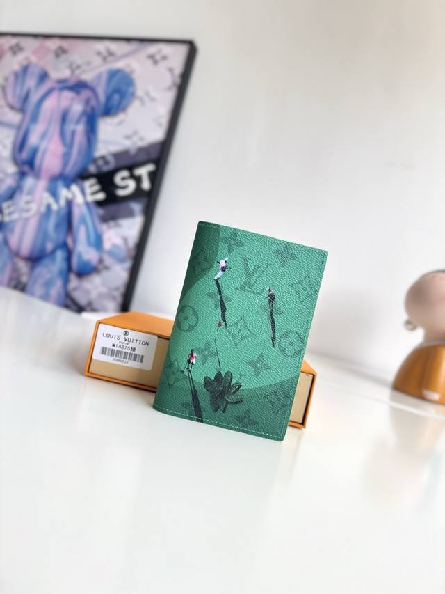 Overseas original M14875 green exclusive real shot! This passport holder is mad