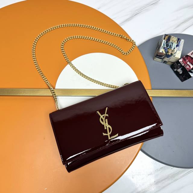 Saint Laurent patent leather Classic, practical and easy to match, and preferabl
