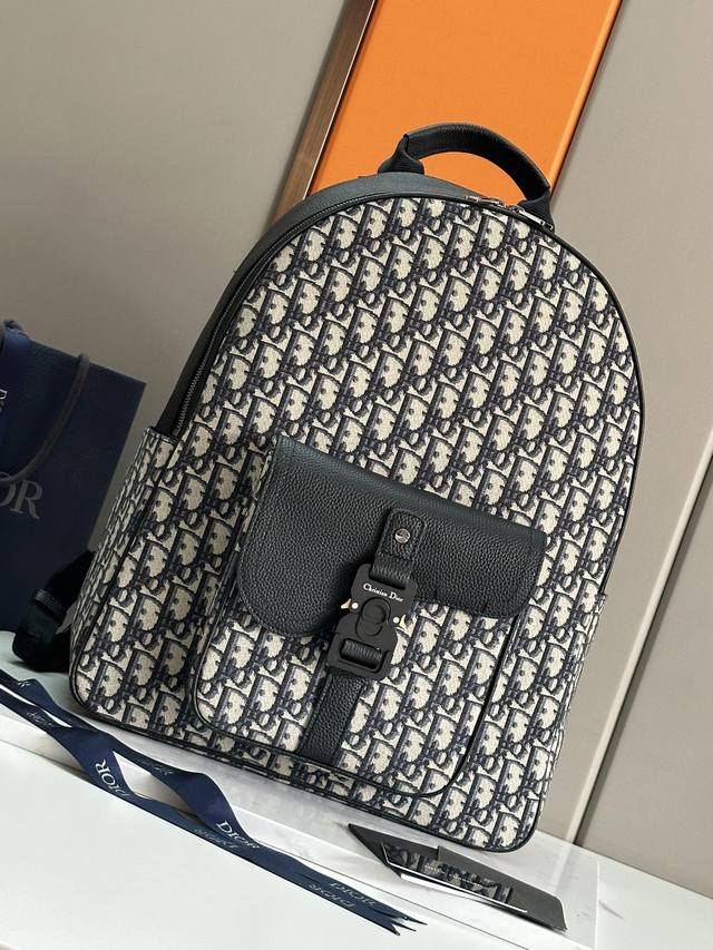 New to the Winter 2024 Men's Collection, this Saddle Zip Backpack features a st