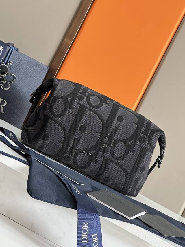 New for the Spring 2024 Men's Collection, this practical and elegant wash bag i