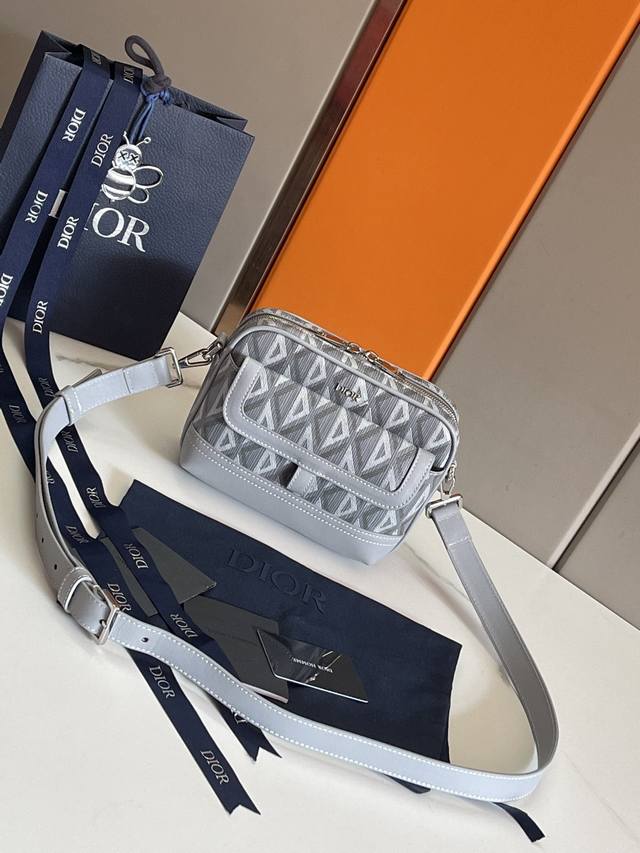 Top Original with Blue BoxThis Dior Hit The Road messenger bag is a new product