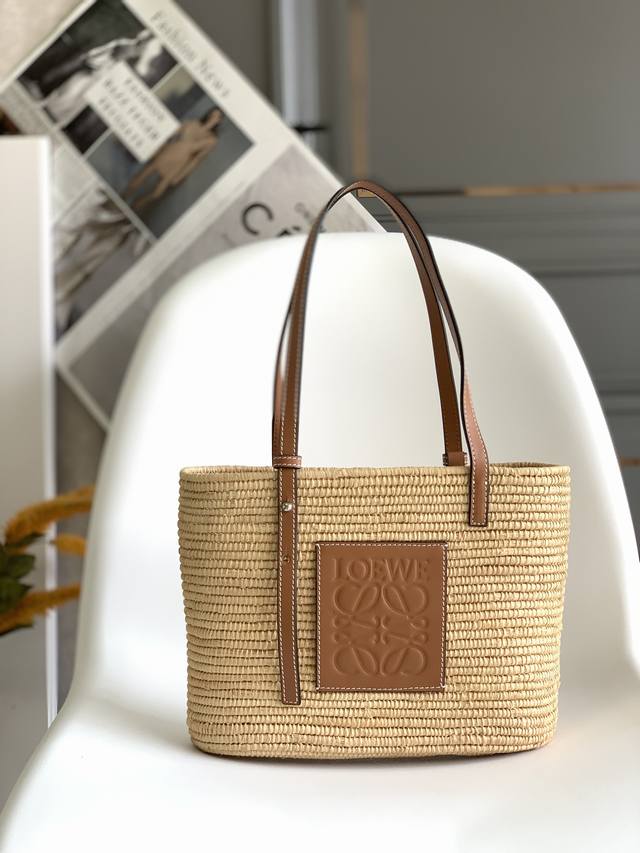 Lo*WeA traditional square straw basketImported raffia, fully hand-woven, exquisi