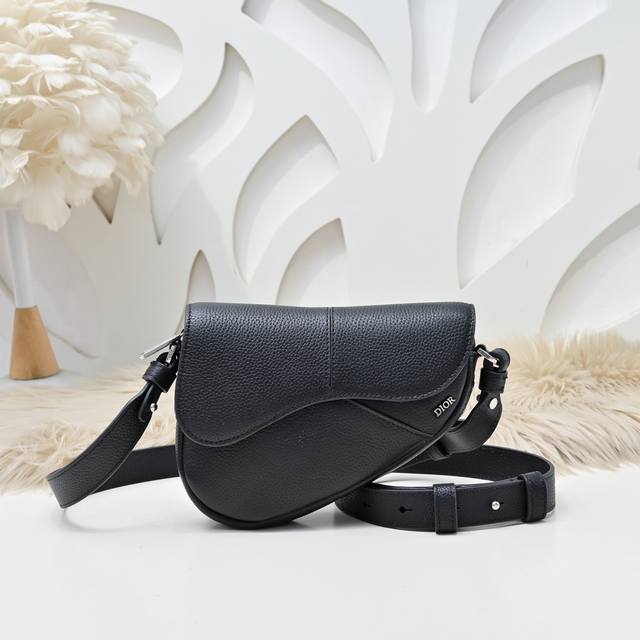 Dior - Dior's latest mini saddle bag shoulder bag. This is the new product of th