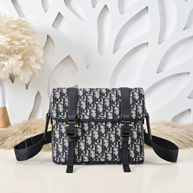 Dior - Dior's latest messenger bag shoulder bag. The official website uses embos