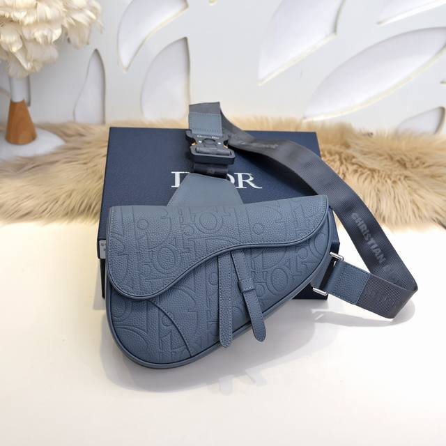 Dior - The latest saddle bag chest bag from Dior counters. New autumn and winter