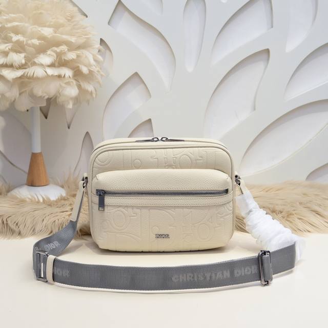 Dior - The latest messenger bag and shoulder bag from Dior counters. New autumn