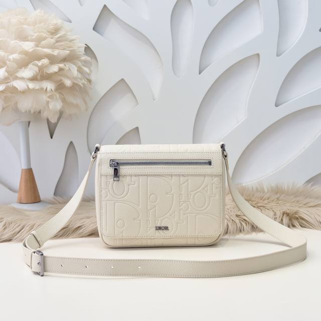 Dior - The latest crossbody bag from Dior counters. New autumn and winter produc