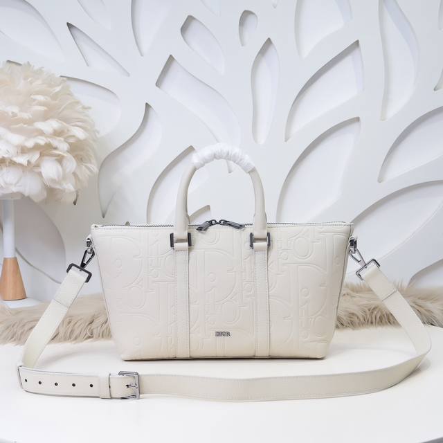 Dior - The latest handbags from Dior counters. New autumn and winter products ar