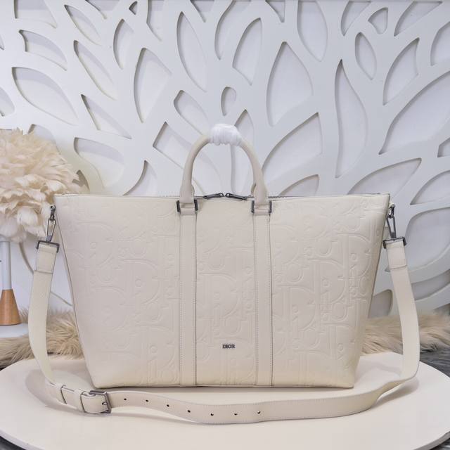 Dior - The latest handbags from Dior counters are synchronized with the official