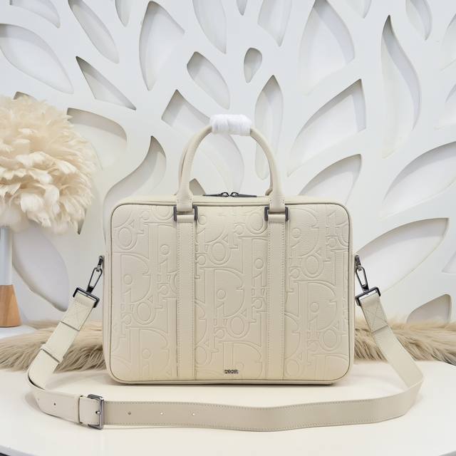 Dior - The latest briefcase from Dior counters, synchronized with the official w