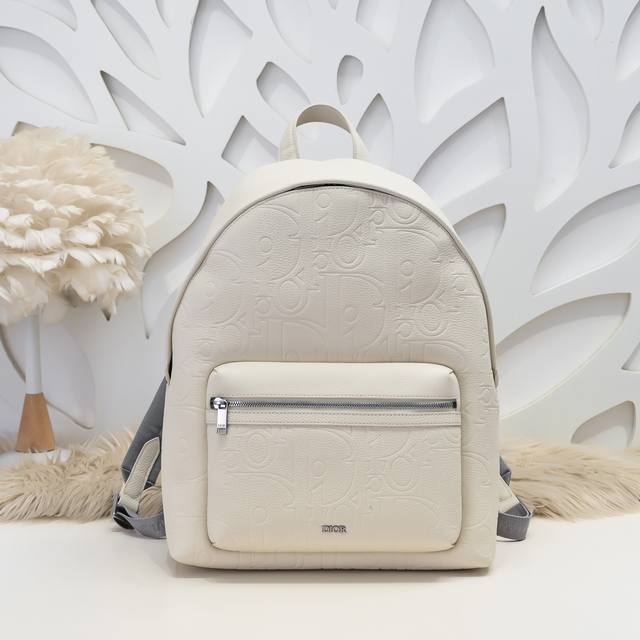 Dior - The latest backpack from Dior counters. New autumn and winter products fr