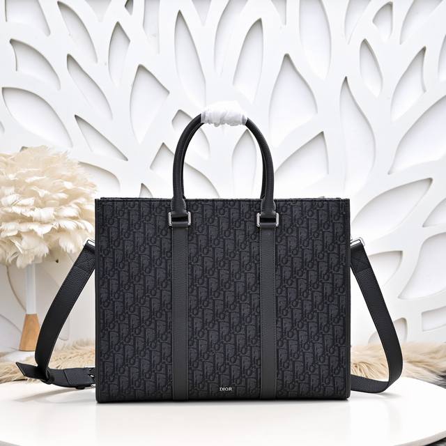 Dior - The latest handbag from Dior counters. New autumn and winter products on