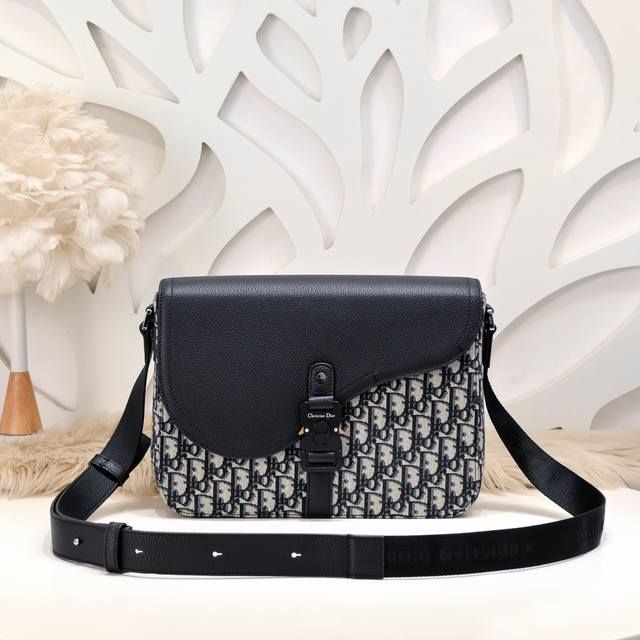 Dior-The latest saddle messenger bag from Dior counters. Synchronized with the o