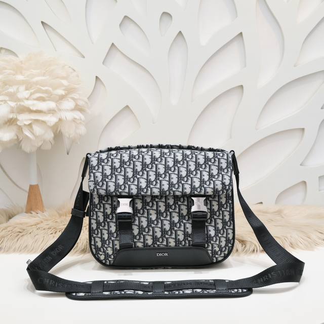 Dior-The latest messenger bag from Dior official website. Synchronized blue clot