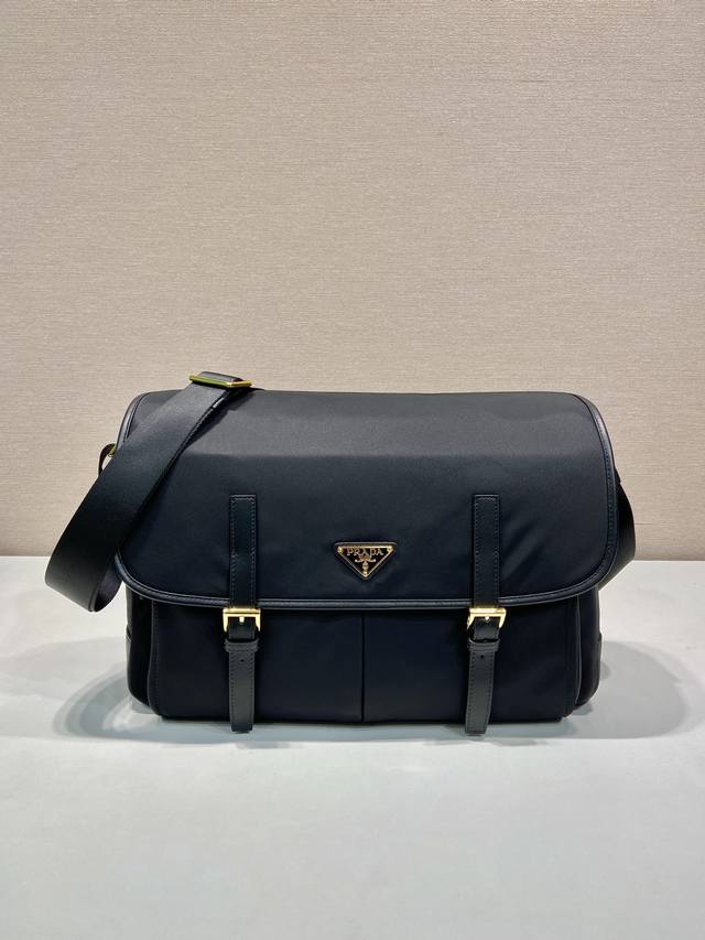 New messenger bag 1Bd369 This messenger bag is made of nylon and calf leather,