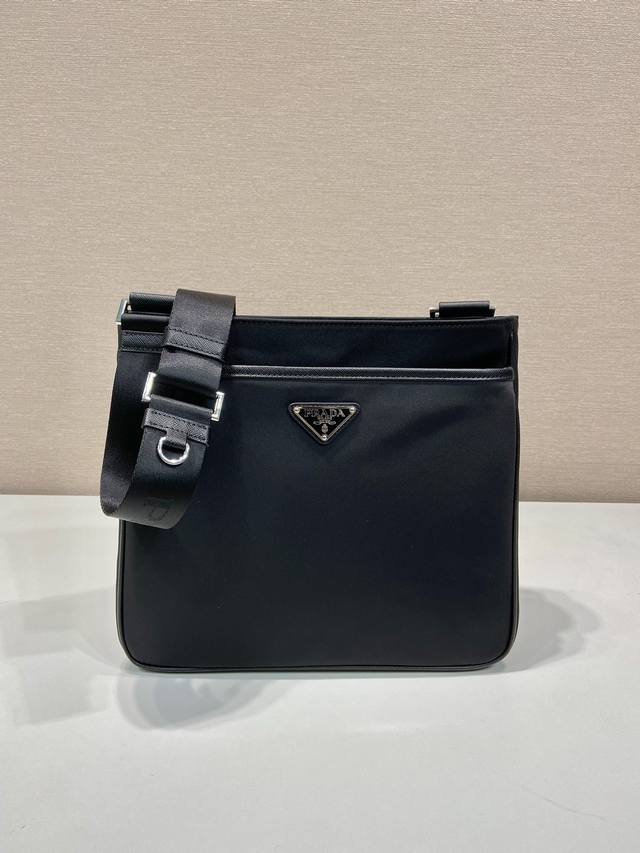 New shoulder bag 2Vh118 This shoulder bag is made of Saffiano leather and Re-Ny