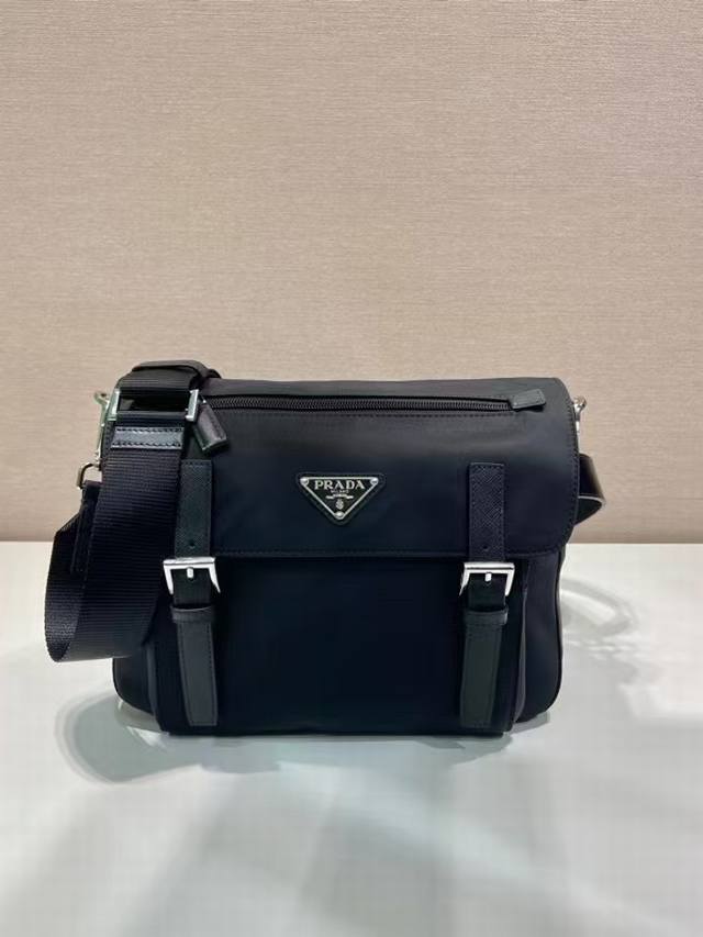 New messenger bag 2Vd071 with belt This shoulder bag combines imported nylon fa