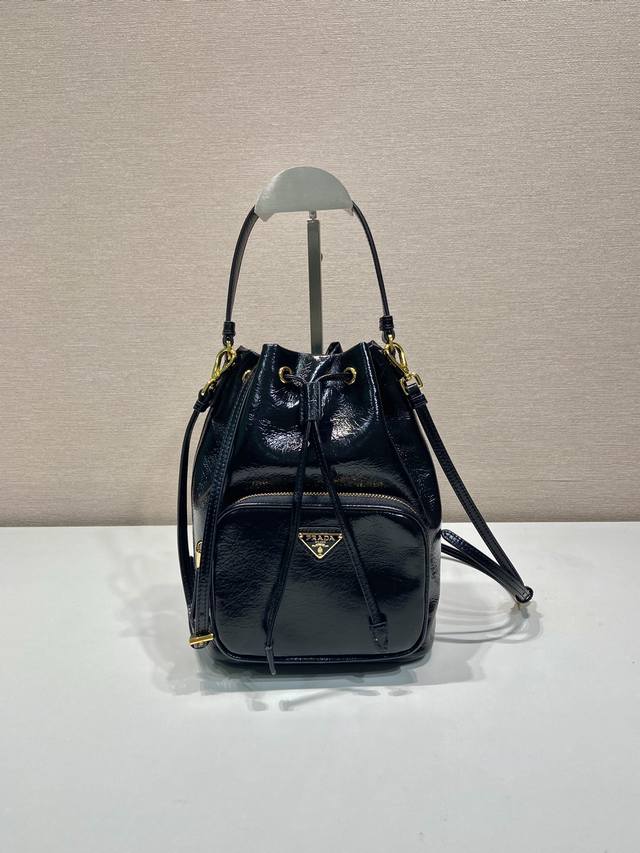 lacquered wax leather 1Bh038 bucket bag This bucket bag is made of imported lacq