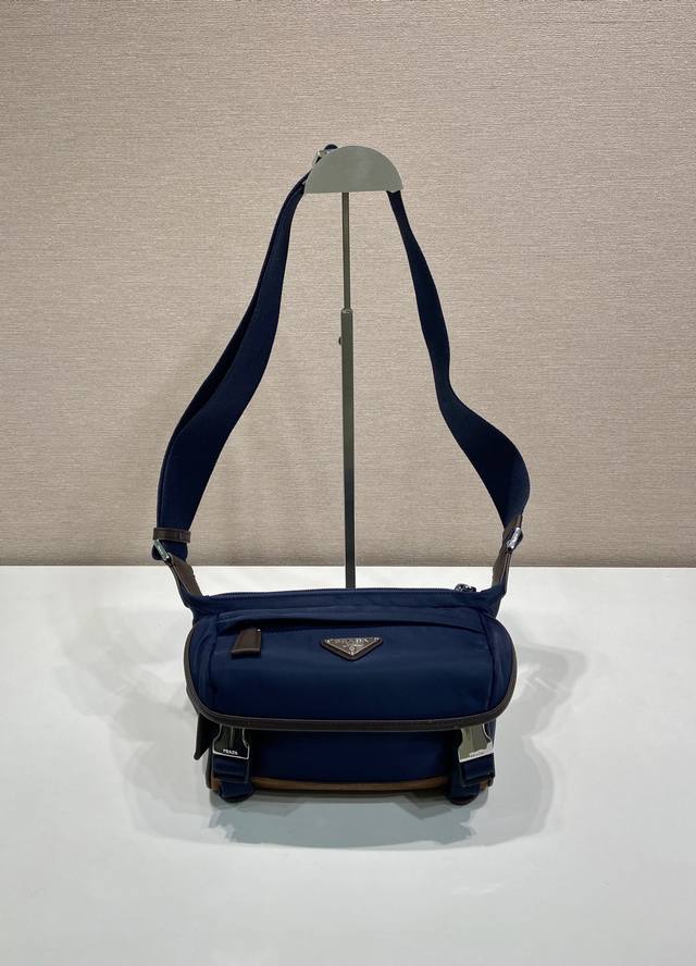 Mini Messenger Bag 2Vh171Mini This mini messenger bag is designed in a sporty st