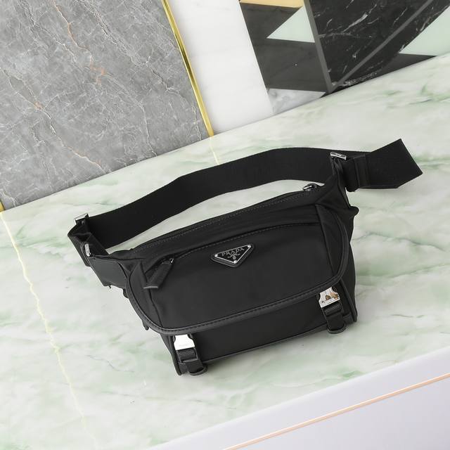 Upgraded Mini Messenger Bag with Box 2Vh171 Mini This flap shoulder bag is made