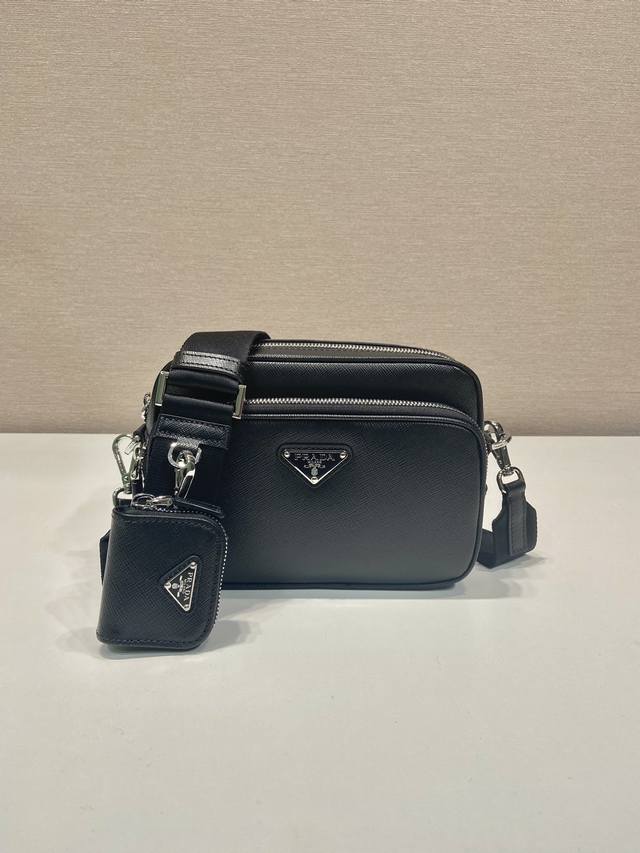 New 2Vh170 This shoulder bag is made of Saffiano leather, and its simple lines h