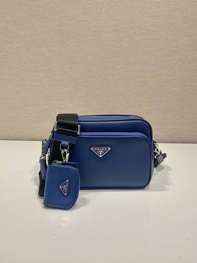 New 2Vh170 New color This shoulder bag is made of Saffiano leather, and its simp