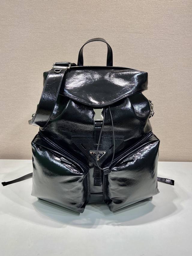 New catwalk style 2Vz108 waxed leather This catwalk style backpack is made of i