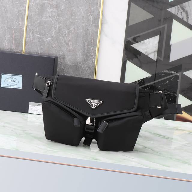 Top original order with box. This shoulder bag exudes modern charm, combining m
