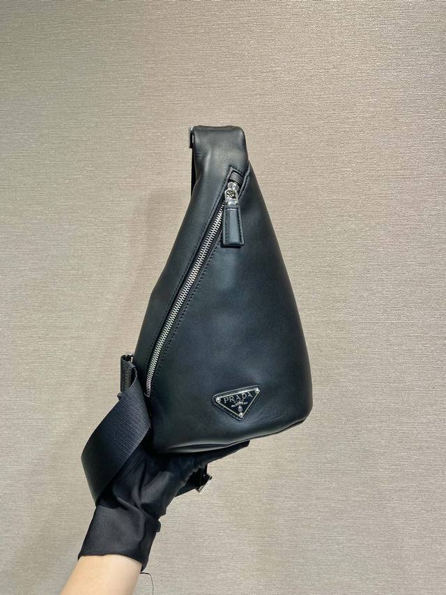 New chest bag 2Vz098 Plain The style of this simple bag is between a backpack a