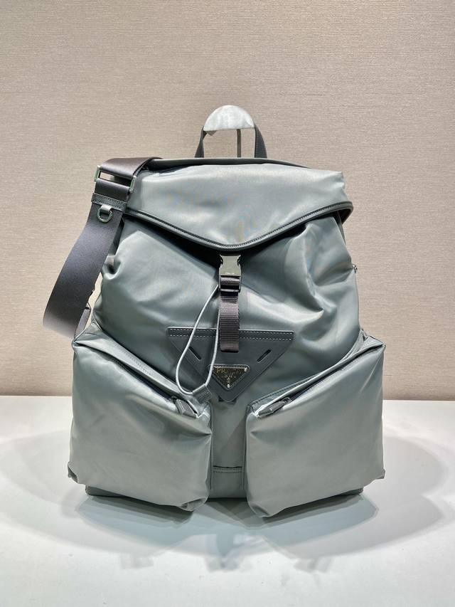 New catwalk style 2Vz108 Shoulder bag new color This catwalk style backpack is