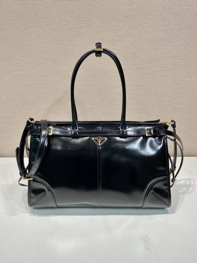 Lussolf waxed leather 1Ba433 Large This handbag and messenger bag is made of imp