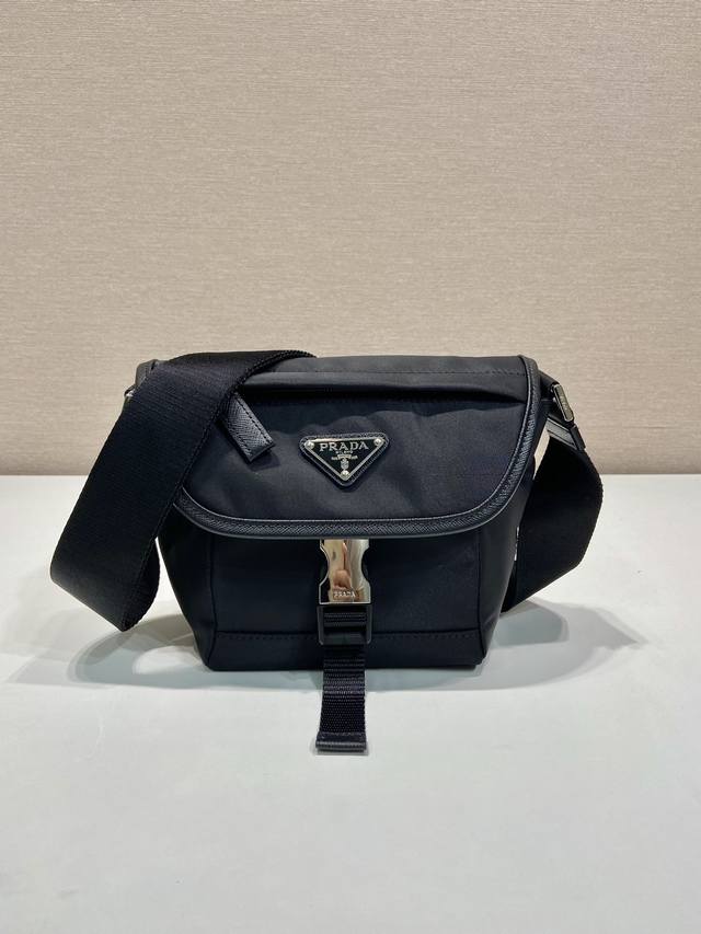 New messenger bag 2Vd070 Mini size This mini messenger bag is made of Saffiano